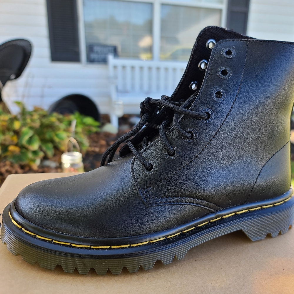 Dr. MARTENS LUANA size 6
